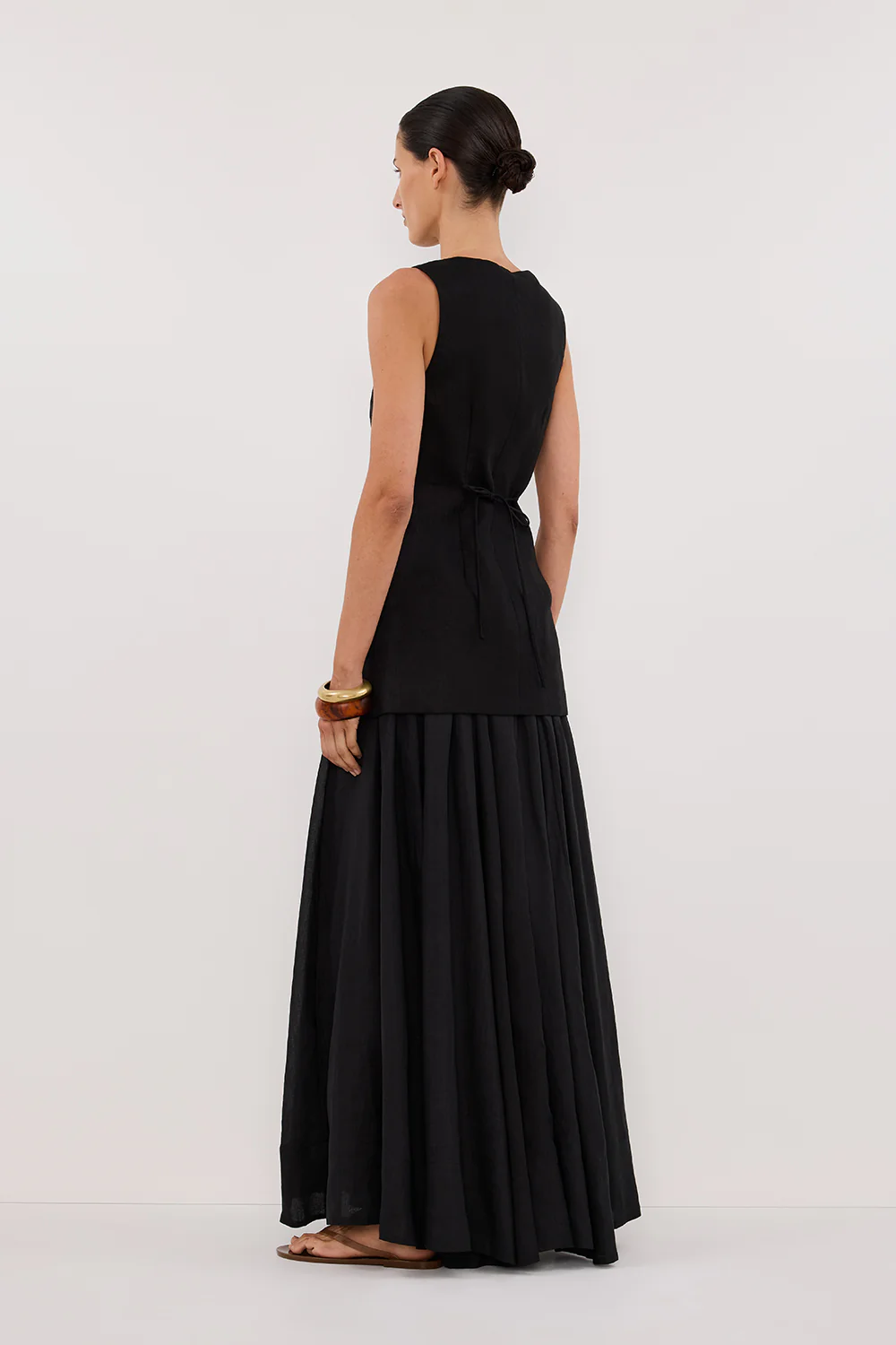 BAYLEE BLACK SLEEVELESS LINEN TOP - Yukikoi