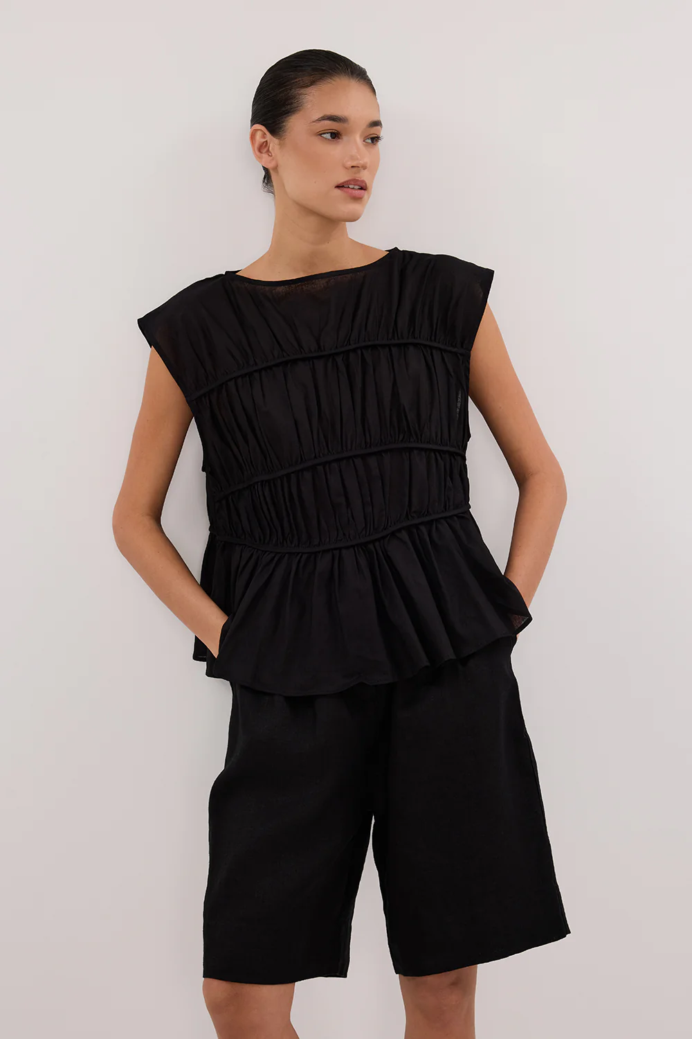 KAYLA BLACK LINEN BERMUDA SHORT - Yukikoi