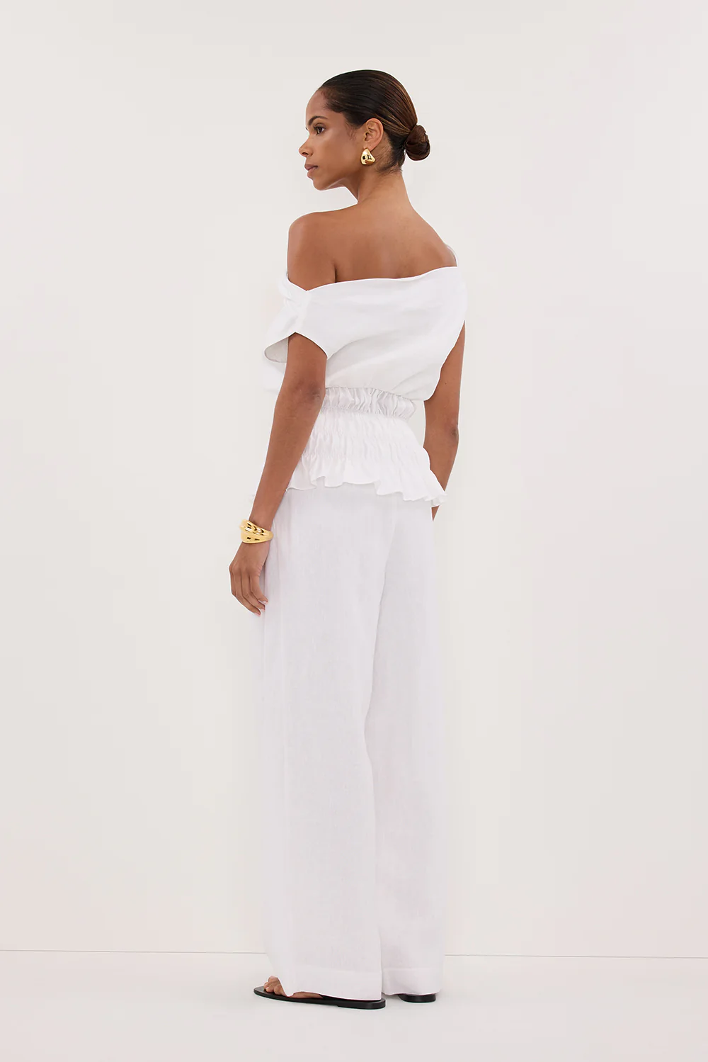 MAIA WHITE SLEEVELESS LINEN SHIRRED TOP - Yukikoi