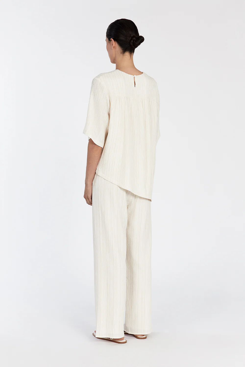 LOZ CREAM ASYM BOXY TEE - Yukikoi