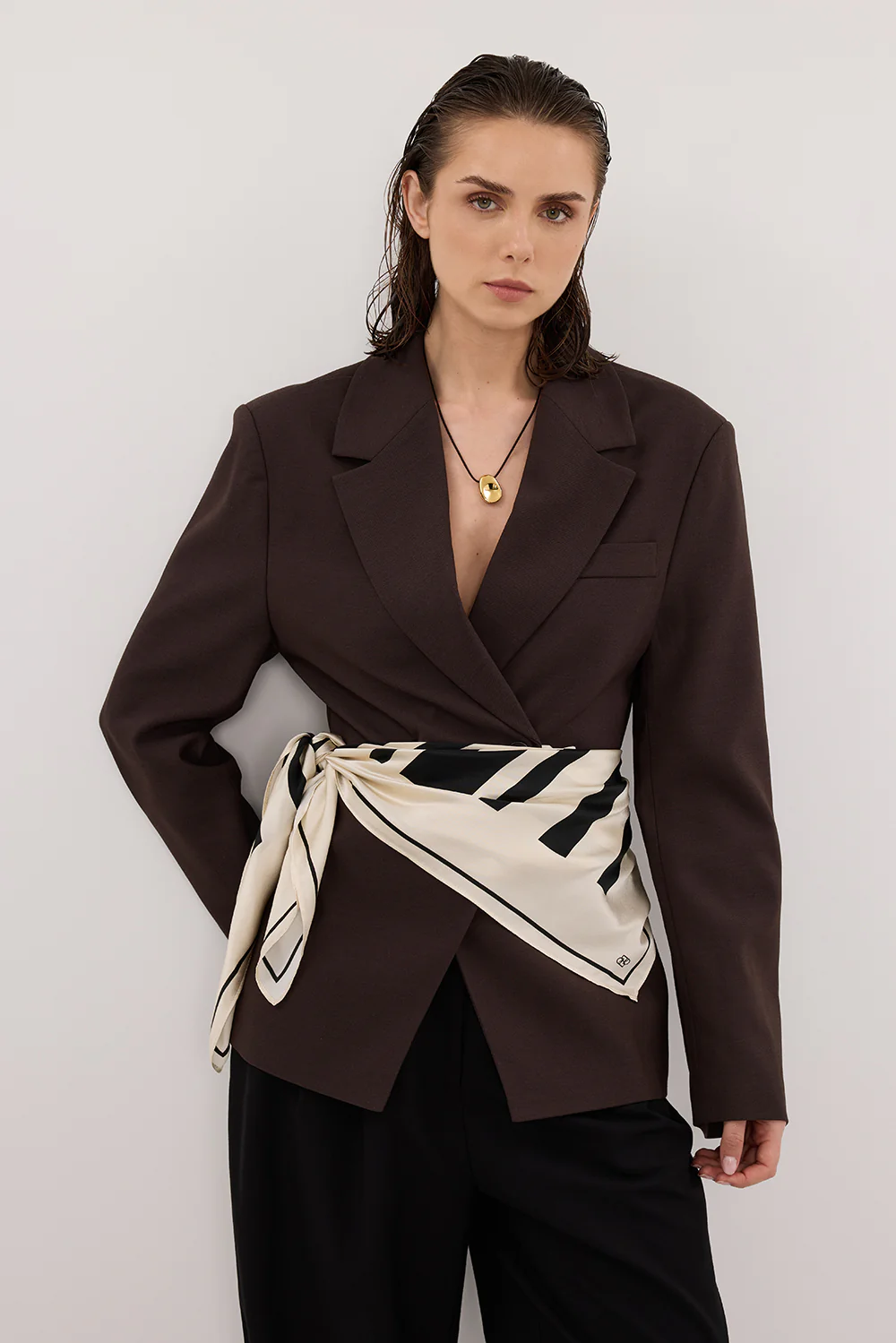 SURI ESPRESSO CINCHED BLAZER - Yukikoi