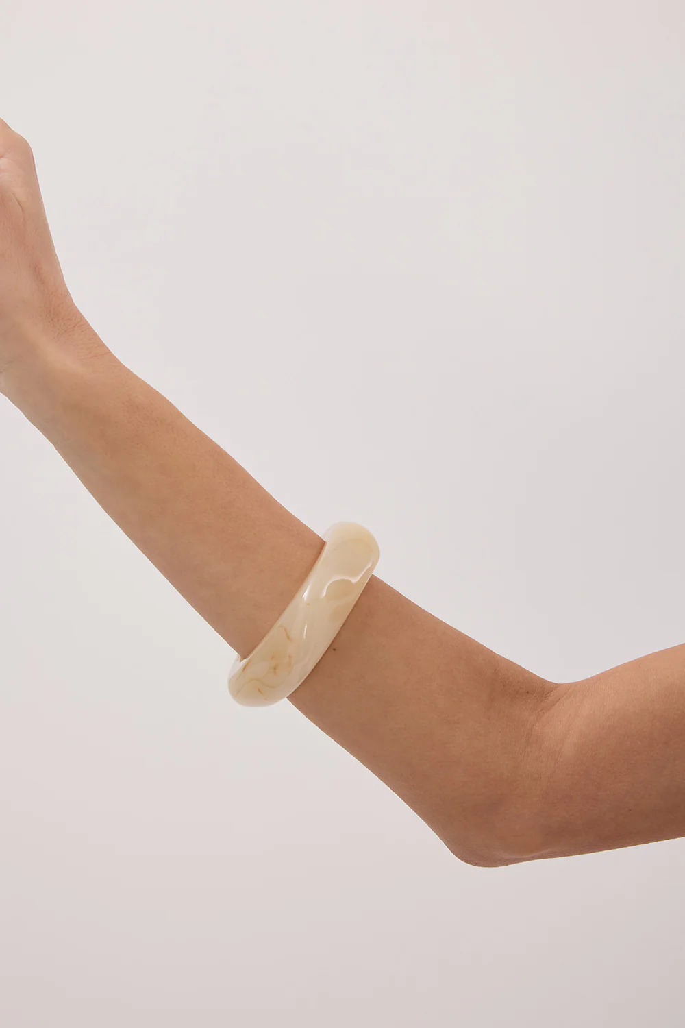 NOAH THE LABEL CREAM RESIN BANGLE - Yukikoi