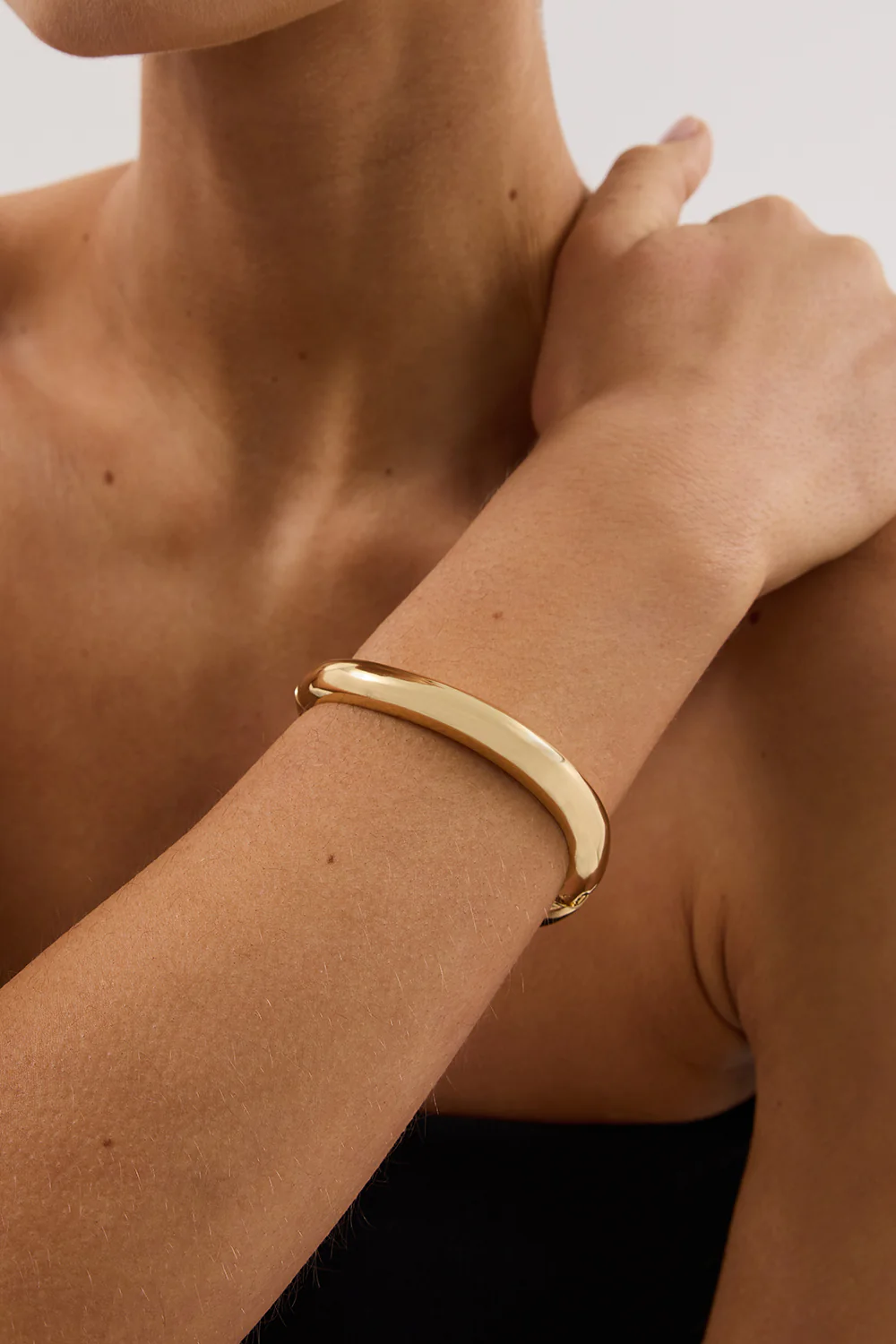 ANNA ROSSI THIN WARPED BANGLE GOLD - Yukikoi