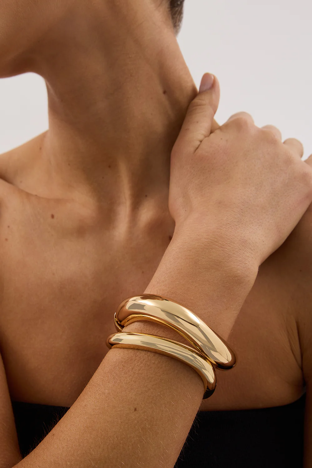 ANNA ROSSI MEDIUM WARPED BANGLE GOLD - Yukikoi