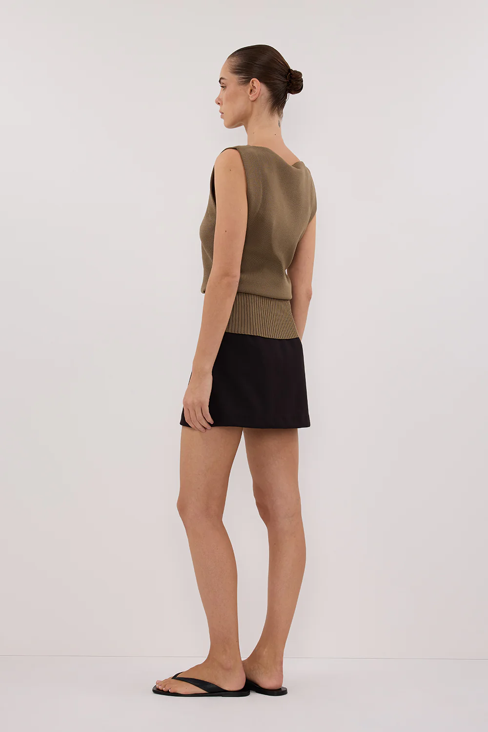 ELSA OLIVE SLEEVELESS KNIT TOP - Yukikoi