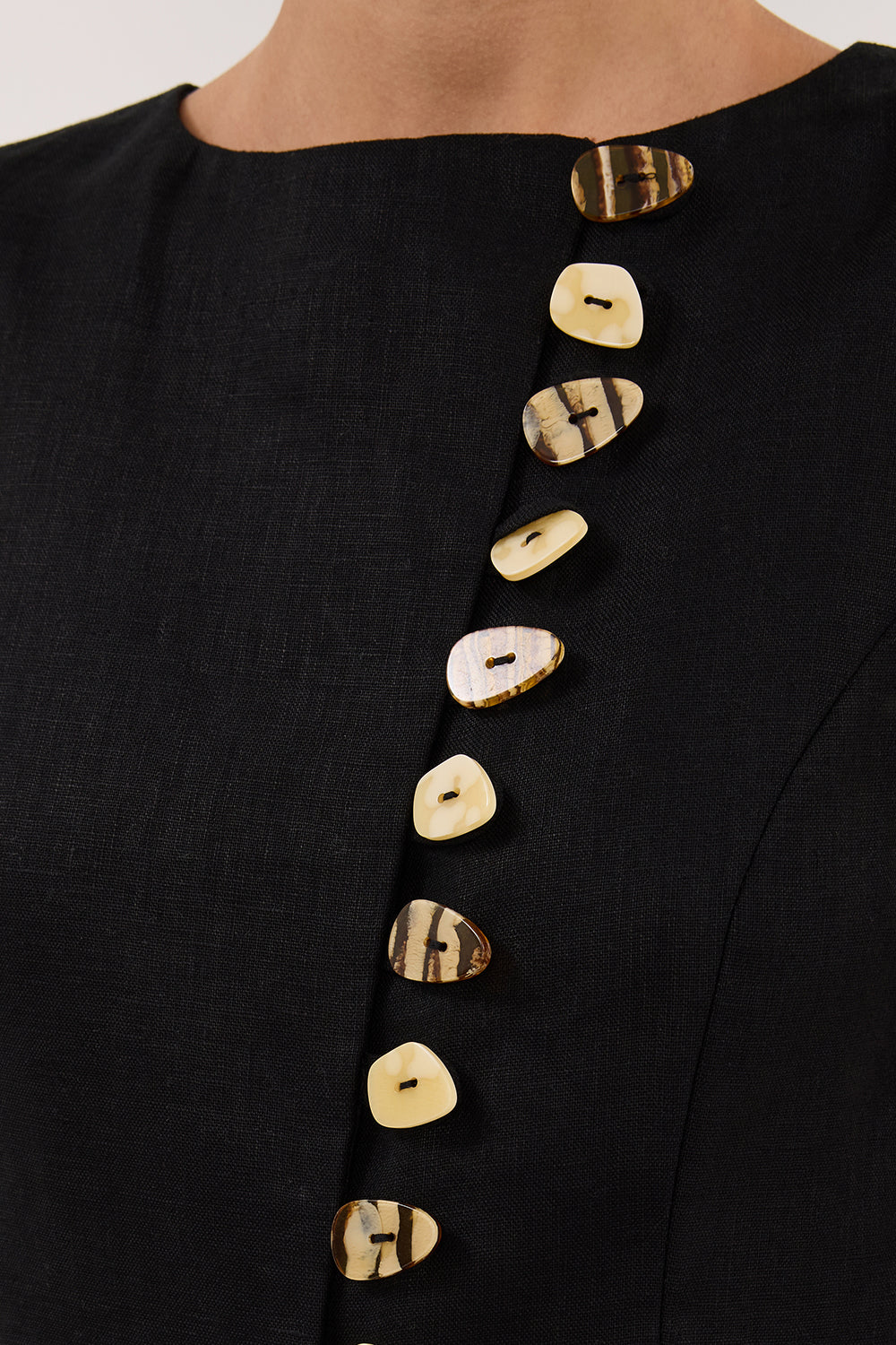 BAYLEE BLACK SLEEVELESS LINEN TOP - Yukikoi