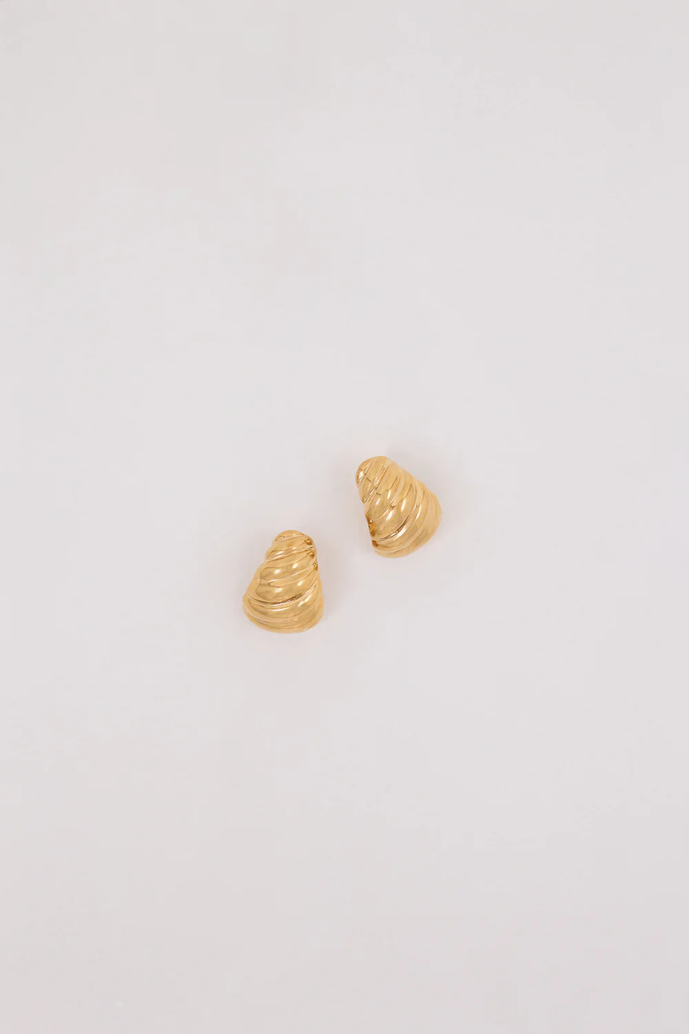 HEAVEN MAYHEM SHELL EARRING GOLD - Yukikoi