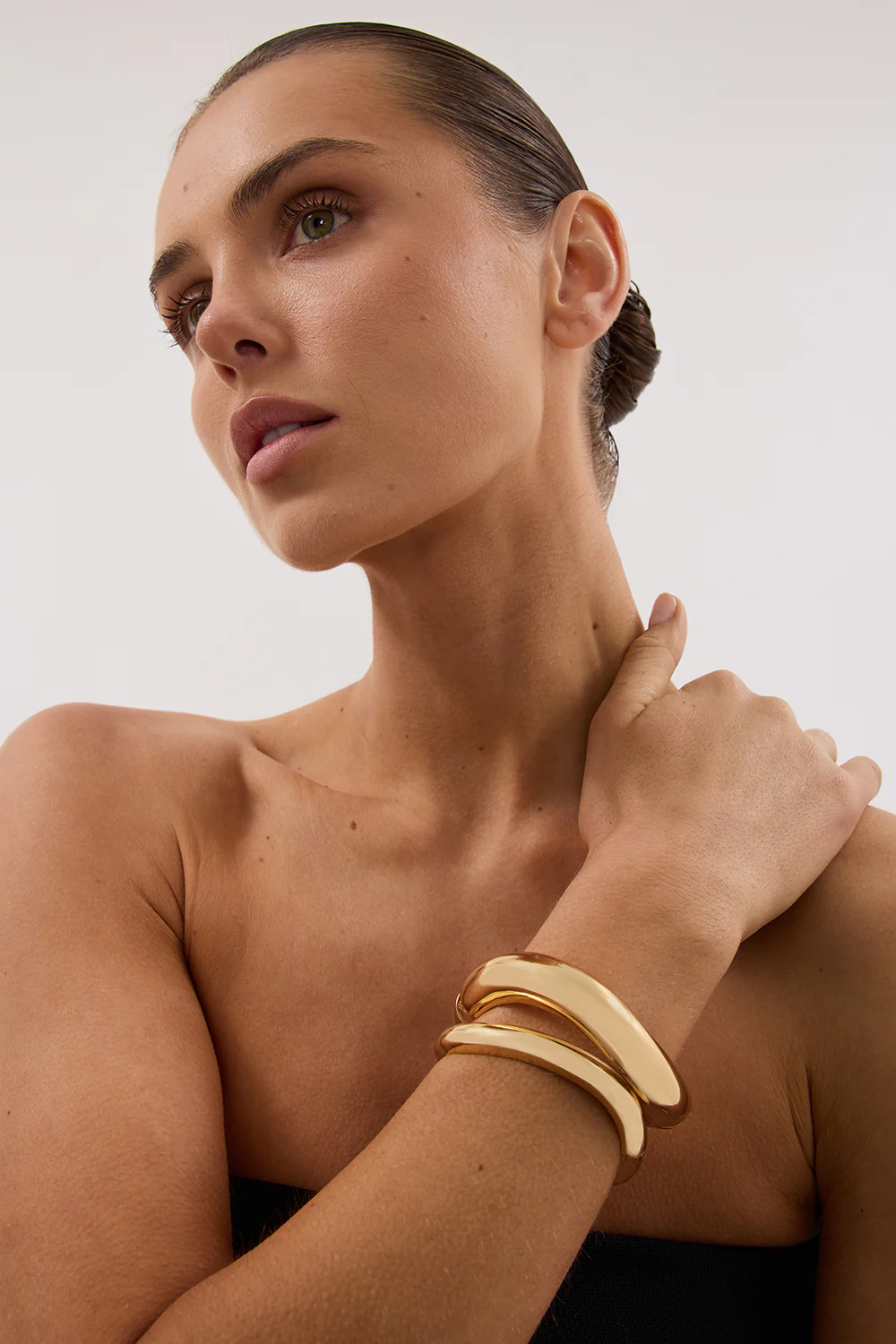 ANNA ROSSI THIN WARPED BANGLE GOLD - Yukikoi
