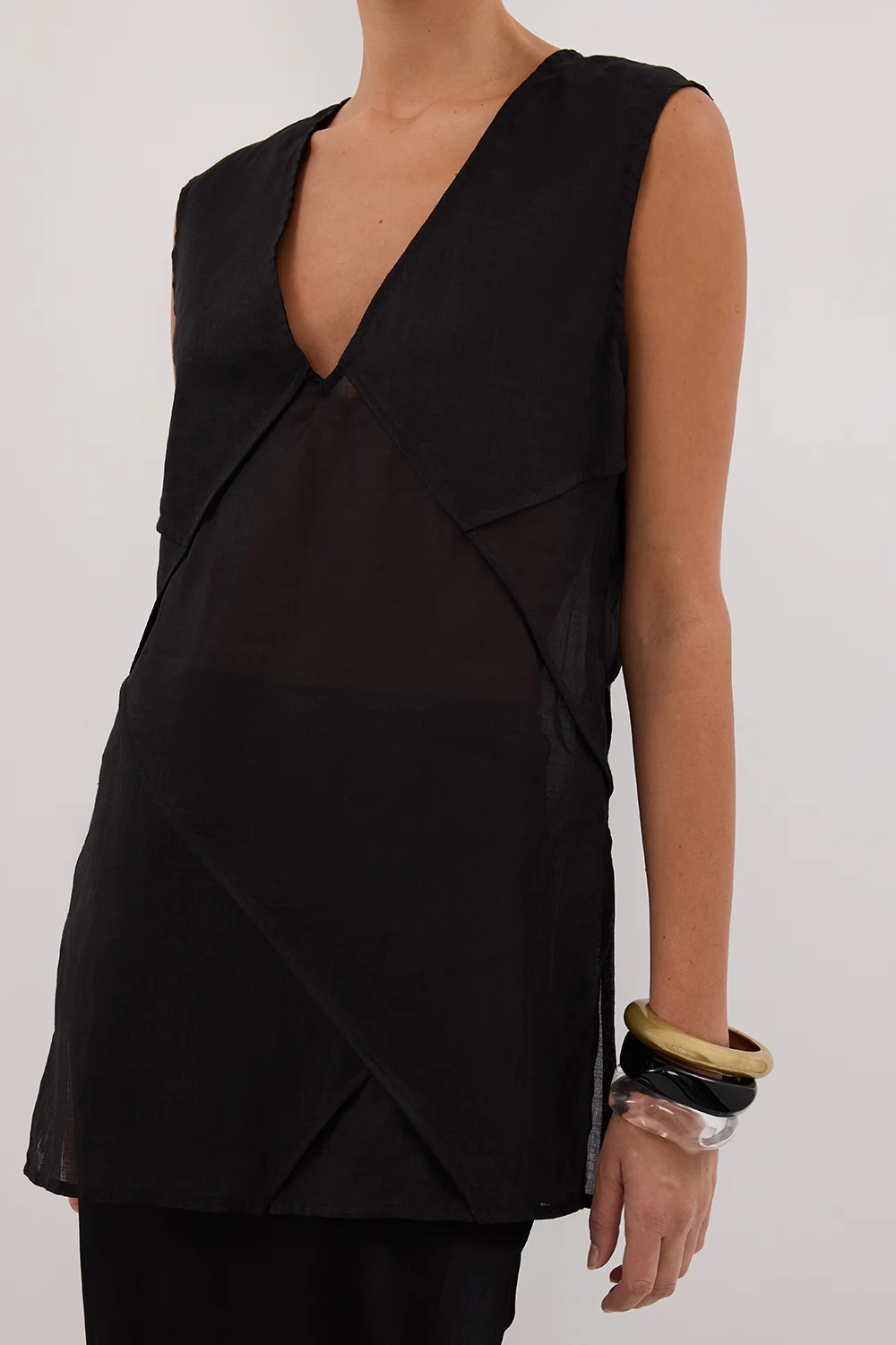 CARMEL BLACK RAMIE V NECK TOP - Yukikoi