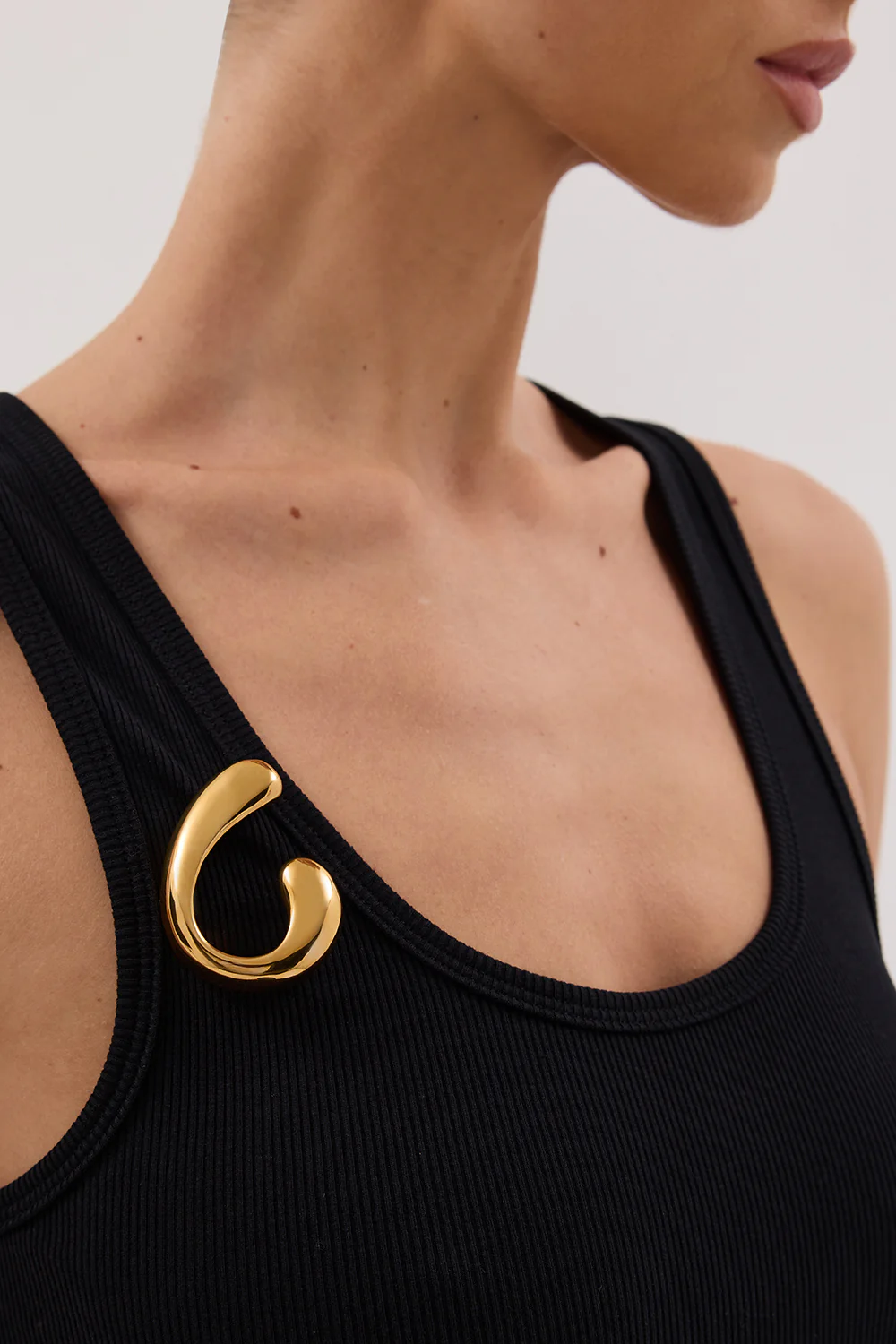 HEAVEN MAYHEM TWIST BROOCH GOLD - Yukikoi