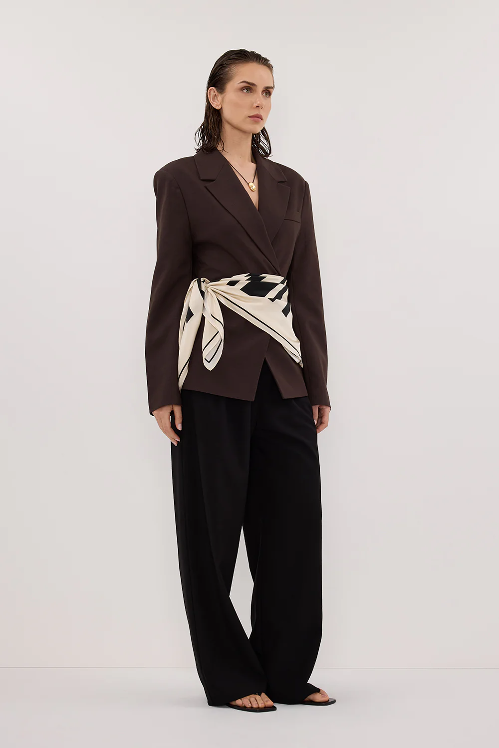 SURI ESPRESSO CINCHED BLAZER - Yukikoi