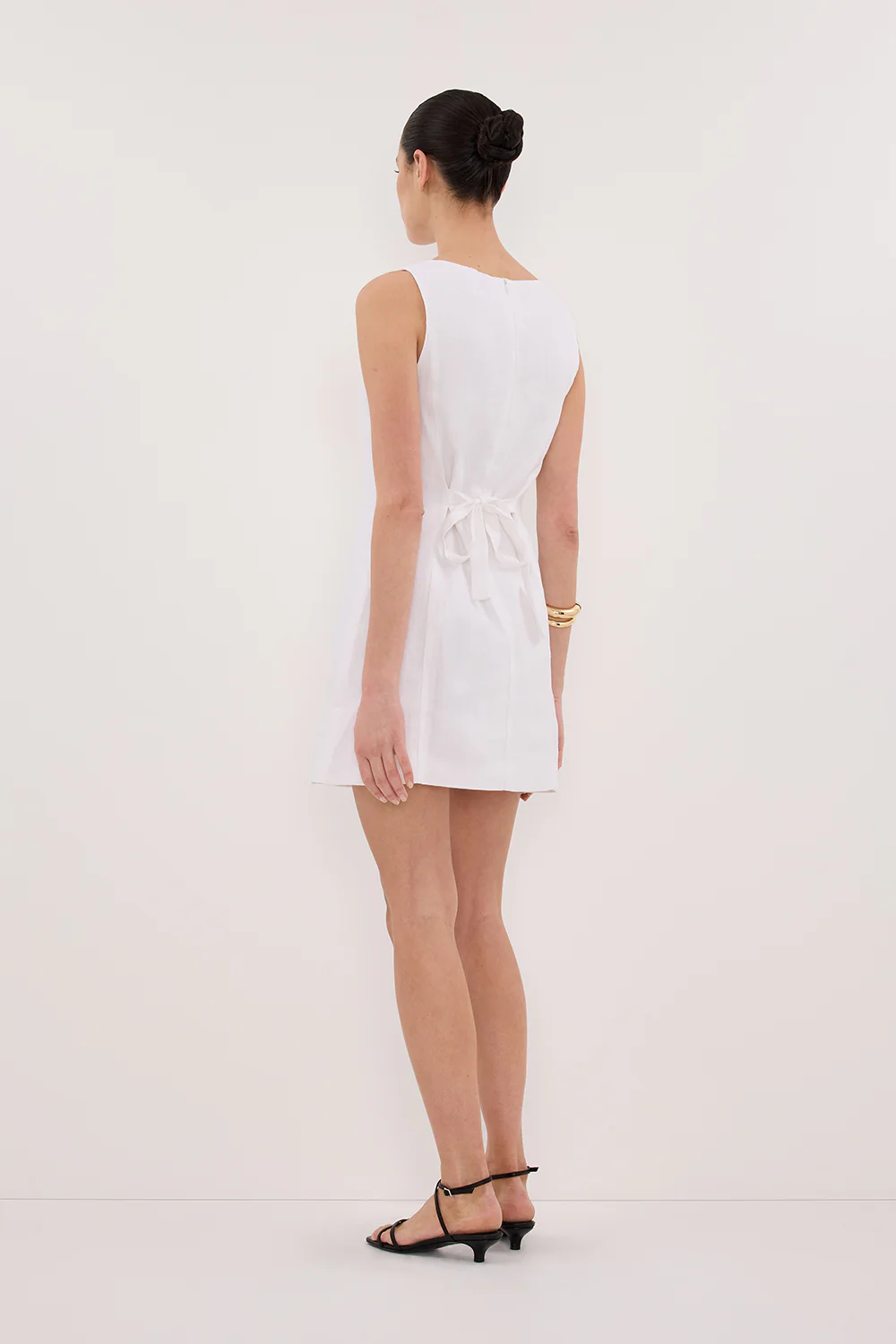 LACY WHITE SLEEVELESS LINEN MINI DRESS - Yukikoi
