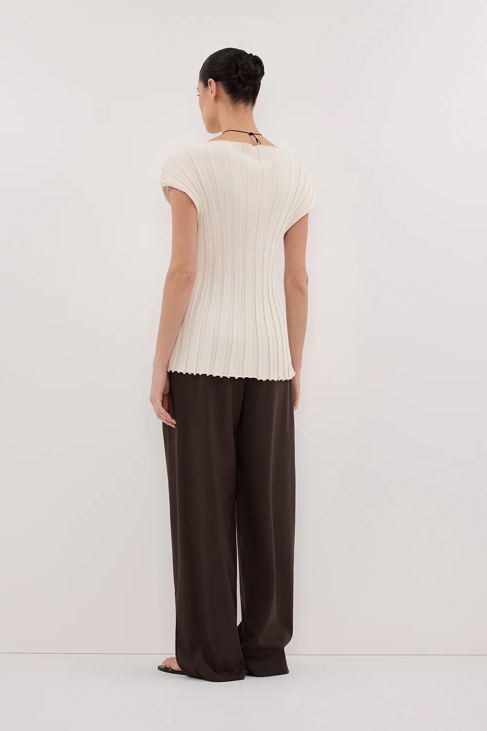 LOE CREAM SLEEVELESS KNIT TOP - Yukikoi