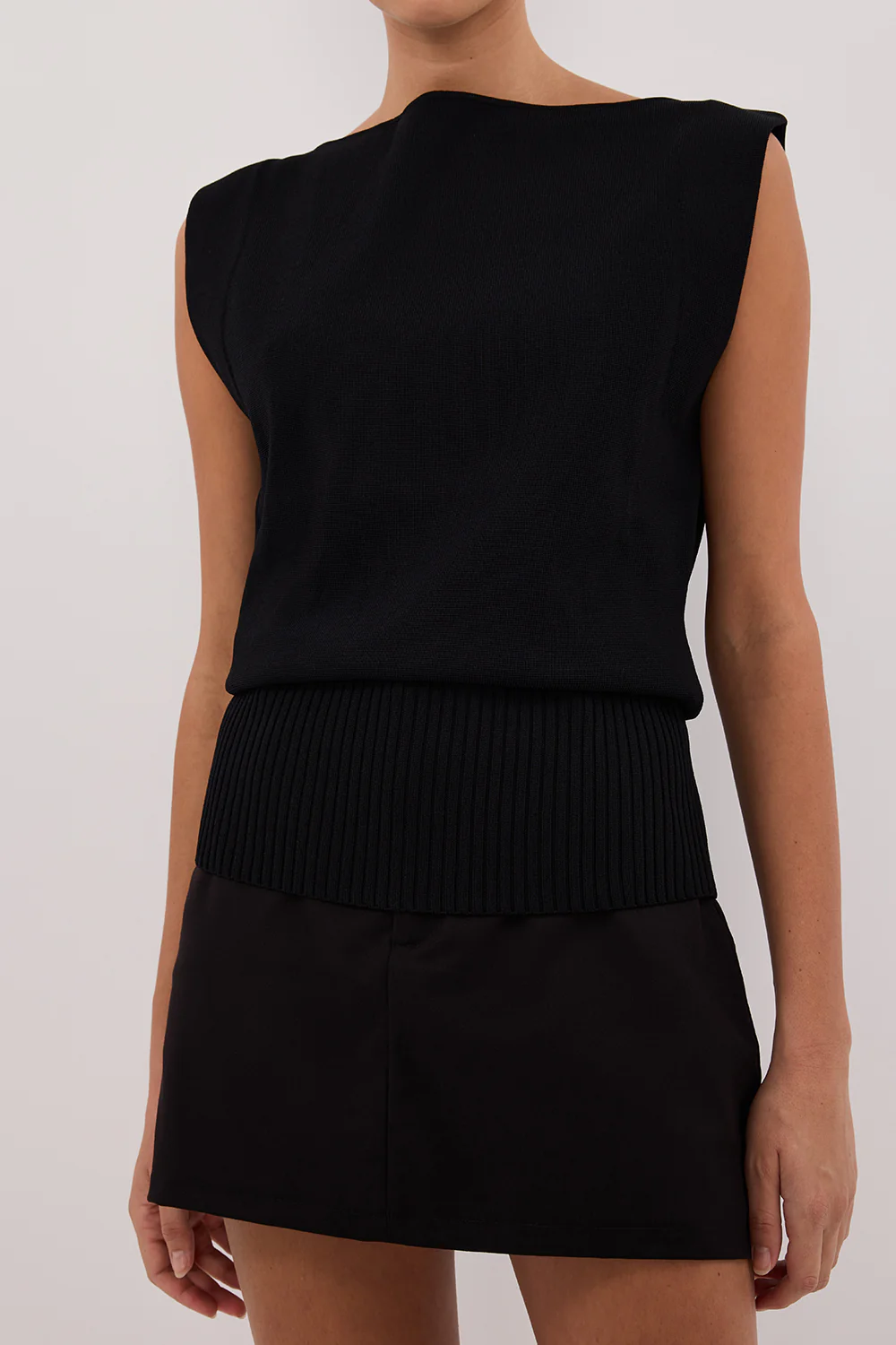 ELSA BLACK SLEEVELESS KNIT TOP - Yukikoi