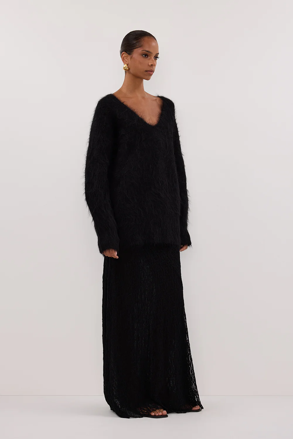 SALMA BLACK V NECK JUMPER - Yukikoi