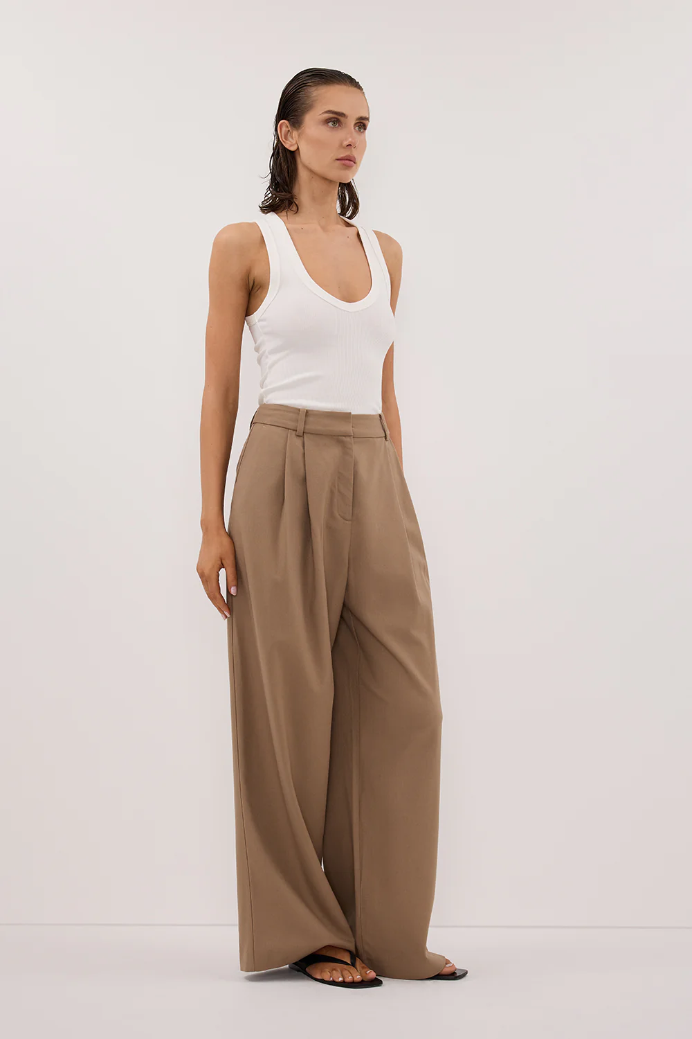 YASMIN OFF WHITE SLEEVELESS KNIT TANK - Yukikoi