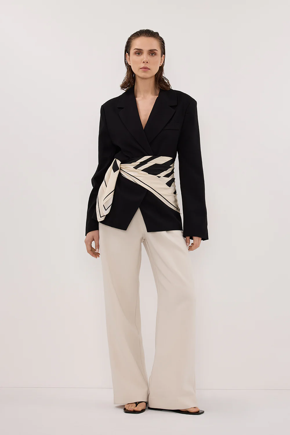 SURI BLACK CINCHED BLAZER - Yukikoi