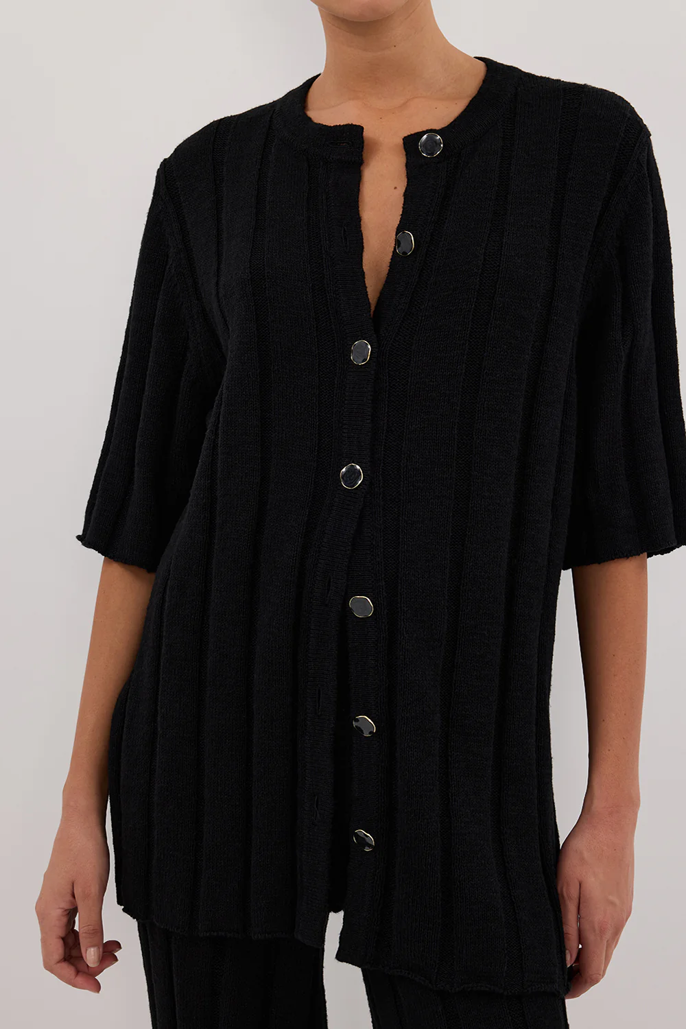 JAZZ BLACK BUTTON KNIT SHIRT - Yukikoi