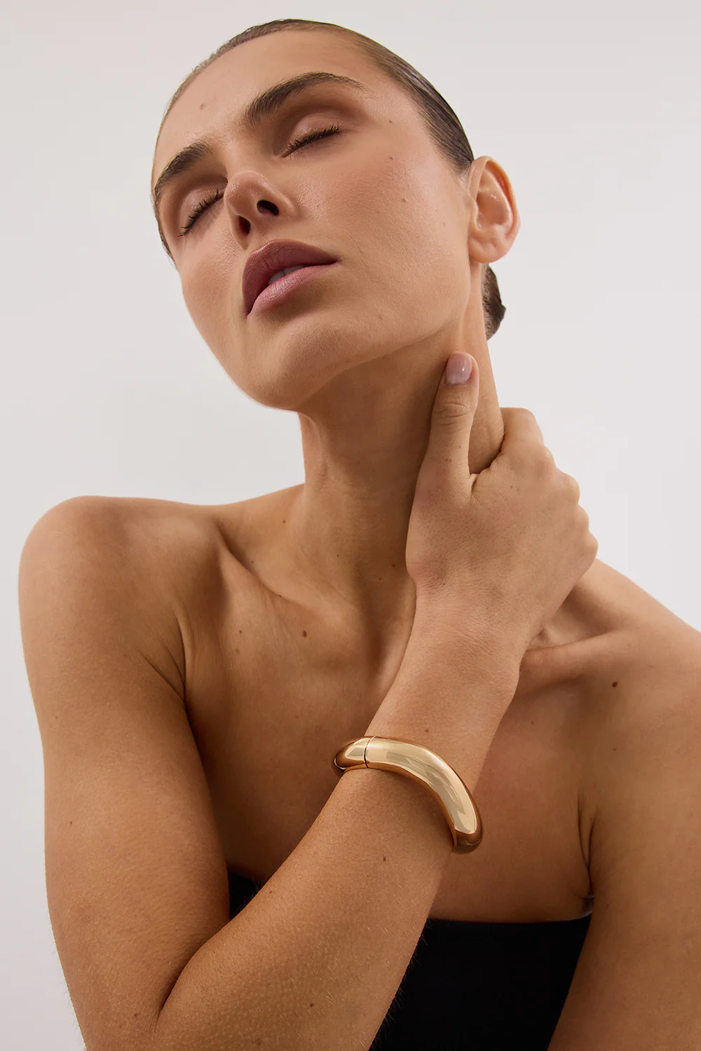 ANNA ROSSI MEDIUM WARPED BANGLE GOLD - Yukikoi