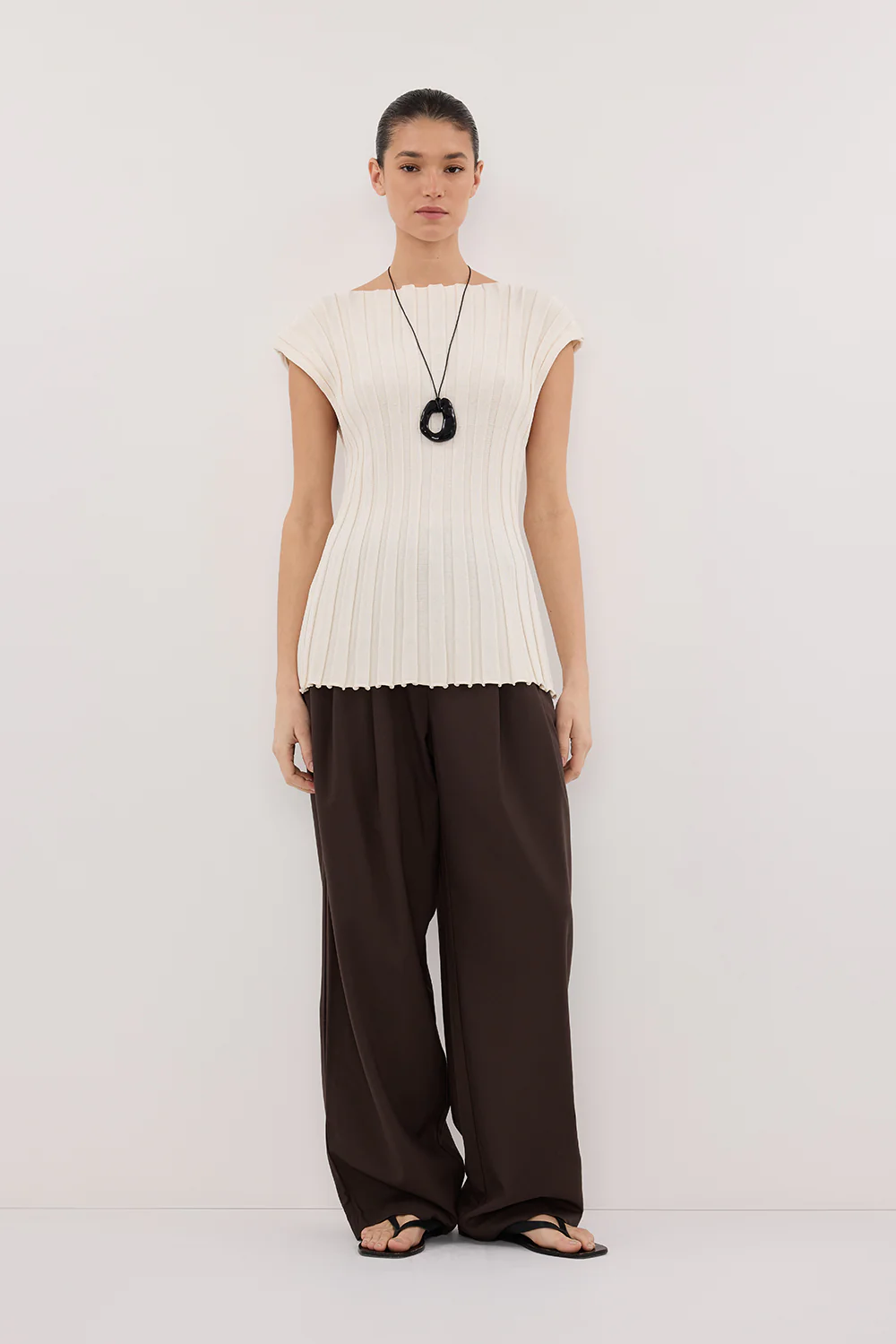 LOE CREAM SLEEVELESS KNIT TOP - Yukikoi
