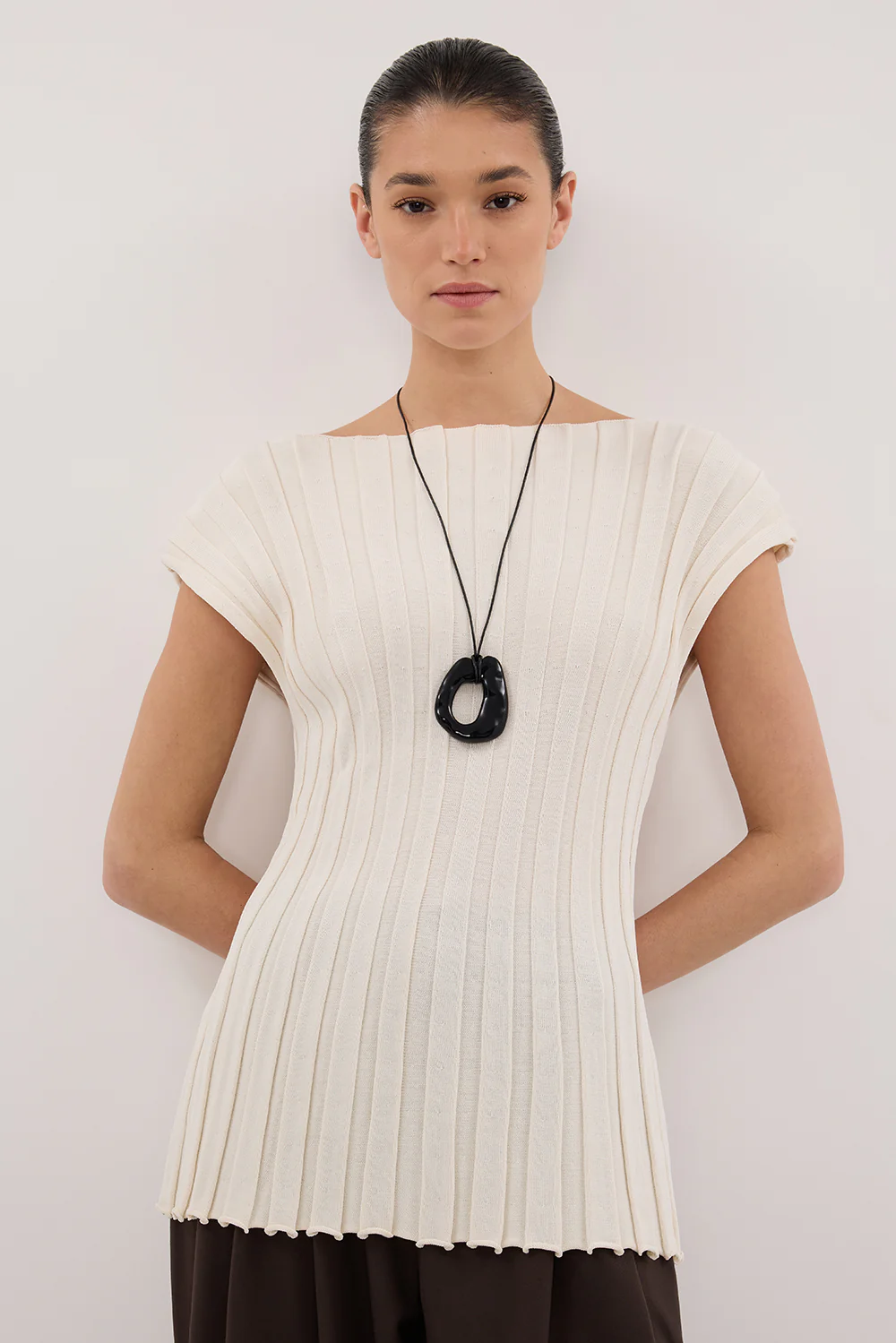 LOE CREAM SLEEVELESS KNIT TOP - Yukikoi