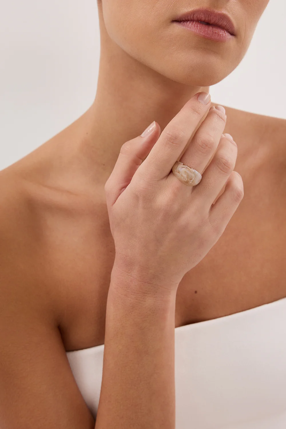 NOAH THE LABEL CREAM CHUNKY RESIN RING - Yukikoi