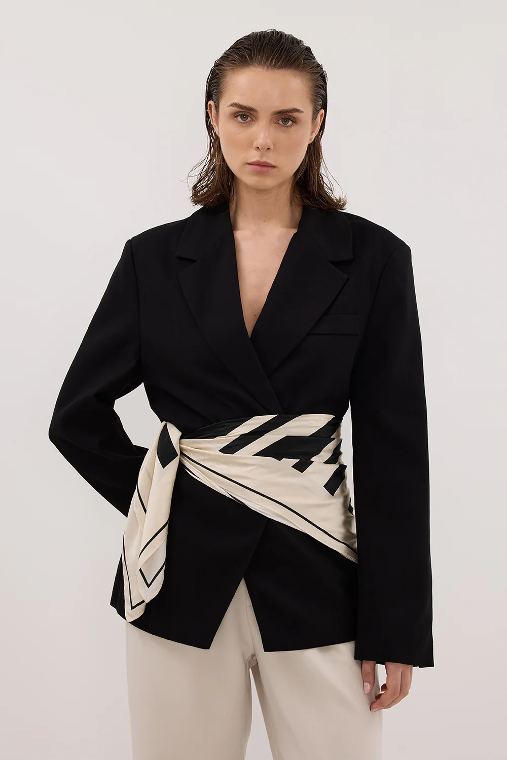 SURI BLACK CINCHED BLAZER - Yukikoi