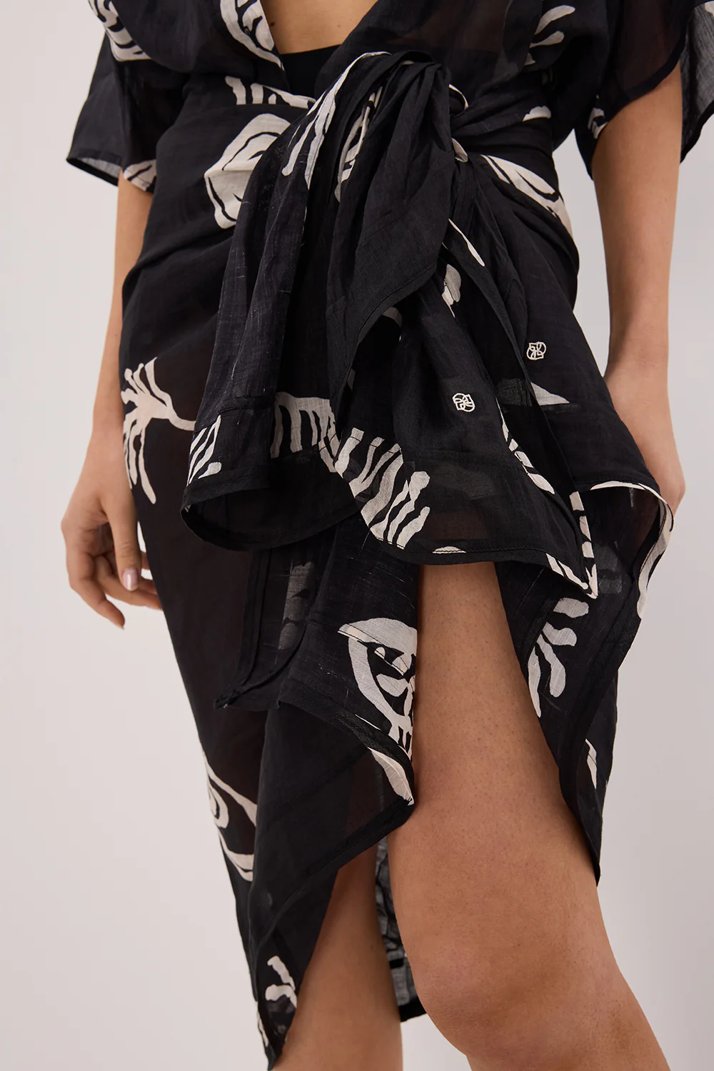POSITANO BLACK RAMIE SARONG - Yukikoi