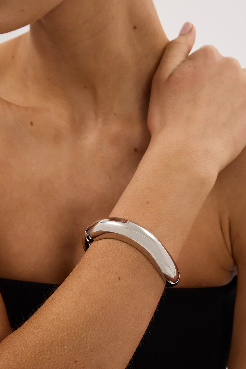 ANNA ROSSI MEDIUM WARPED BANGLE SILVER - Yukikoi