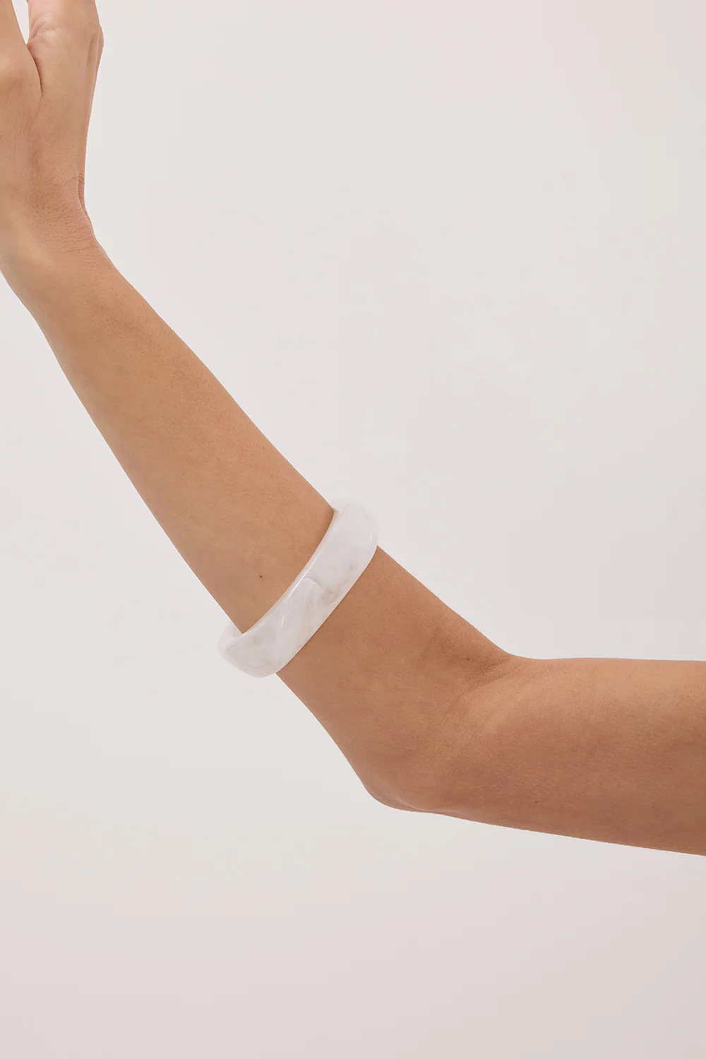 NOAH THE LABEL WHITE RESIN BANGLE - Yukikoi