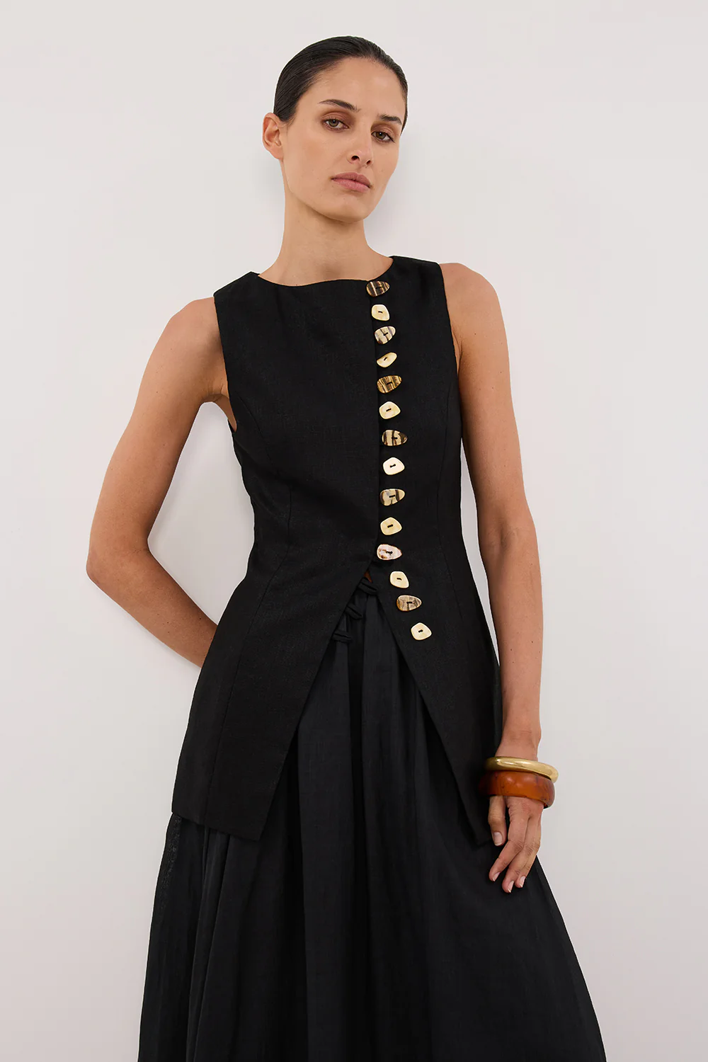 BAYLEE BLACK SLEEVELESS LINEN TOP - Yukikoi