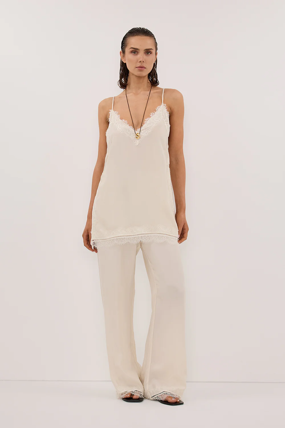 ANDREA SANDSTONE SLEEVELESS LACE CAMI TOP - Yukikoi