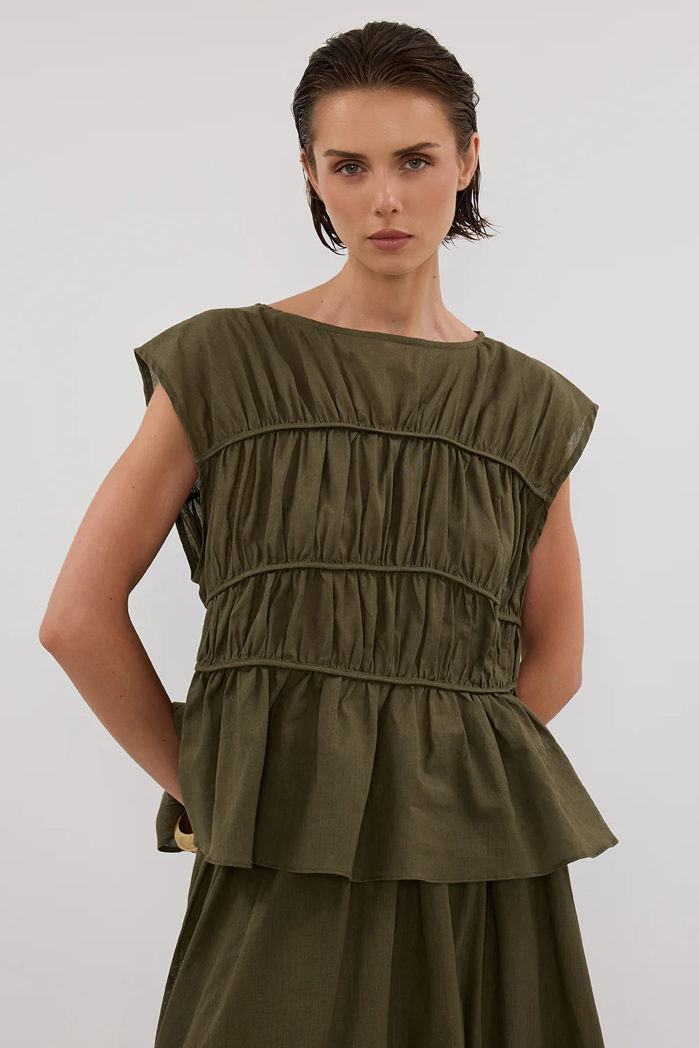 FLYNN OLIVE LINEN BLEND TIERED TOP - Yukikoi