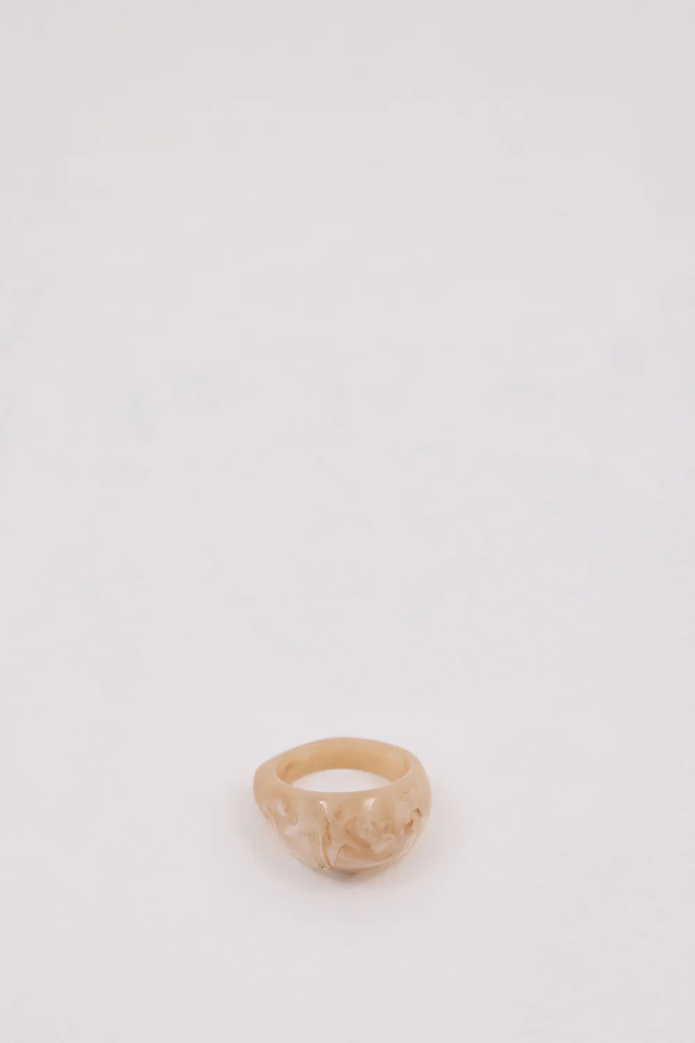 NOAH THE LABEL CREAM CHUNKY RESIN RING - Yukikoi