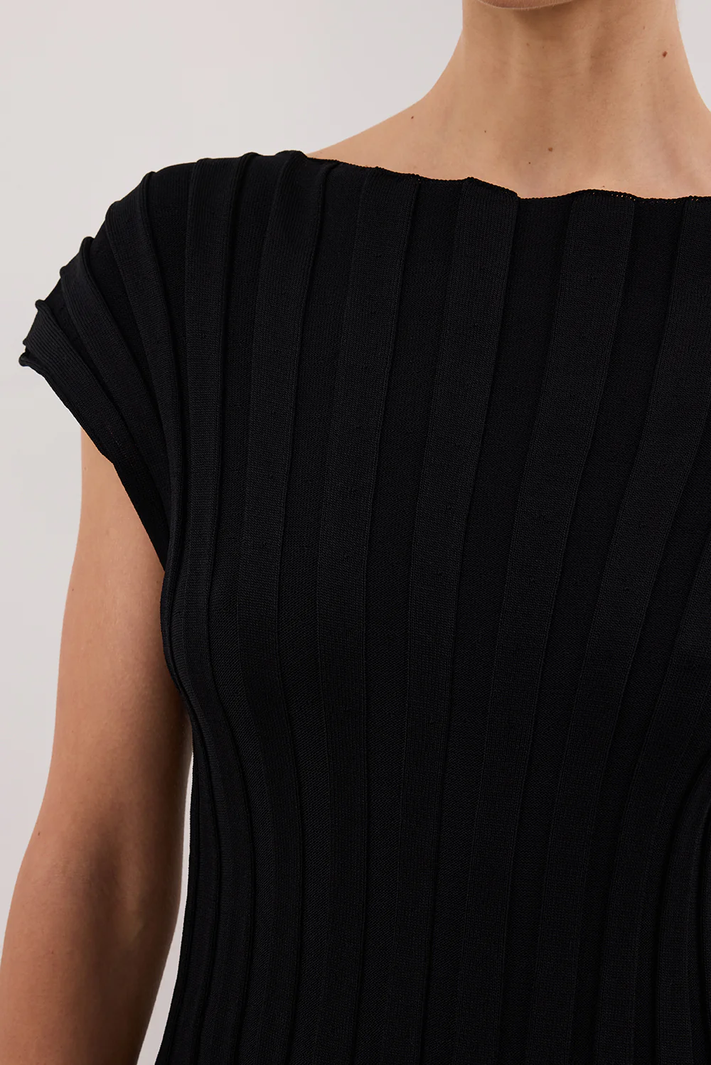 LOE BLACK SLEEVELESS KNIT TOP - Yukikoi