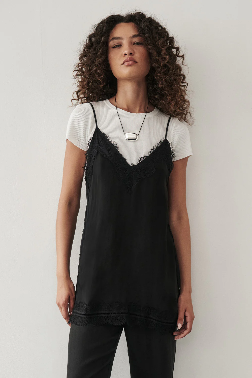 ANDREA BLACK SLEEVELESS LACE CAMI TOP - Yukikoi
