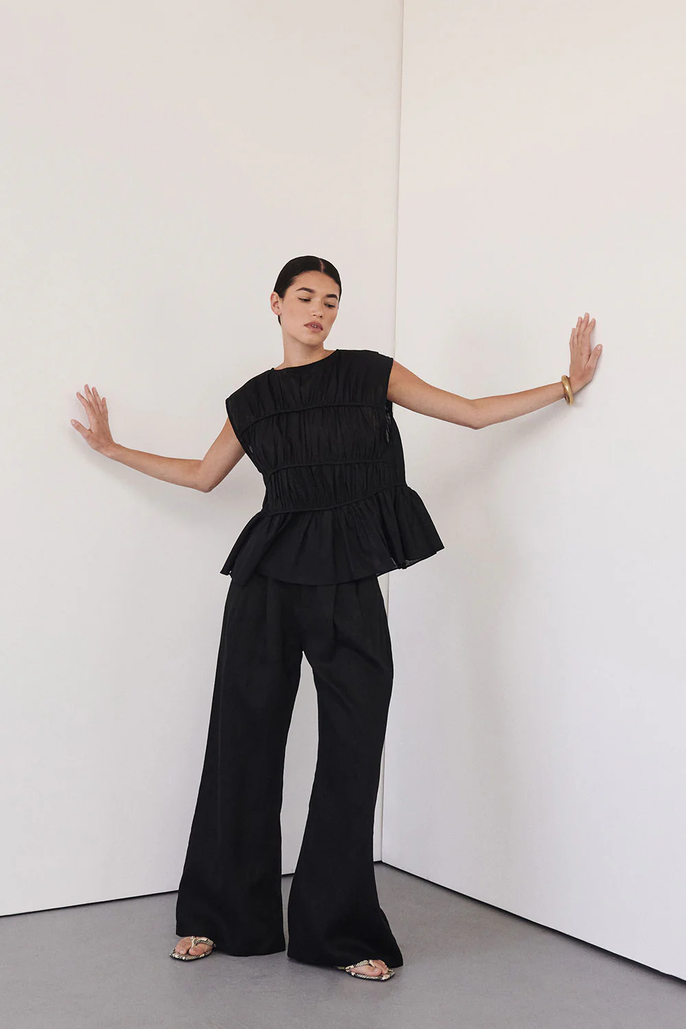 FLYNN BLACK LINEN TIERED TOP - Yukikoi