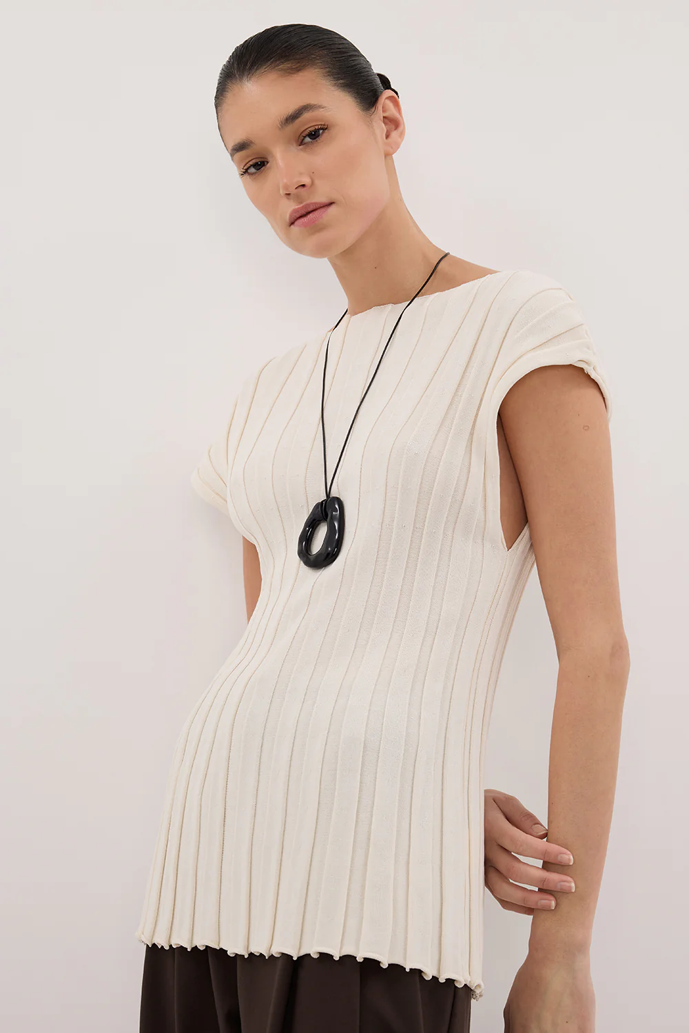 LOE CREAM SLEEVELESS KNIT TOP - Yukikoi